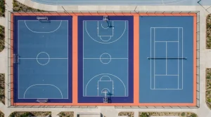Drei Sportplätze aus der Vogelperspektive für Fußball, Basketball und Tennis